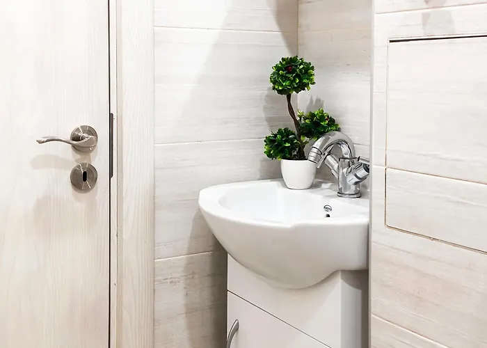 Budget Near Sofias Lions Bridge Apartament *