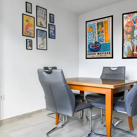 Апартаменты Budget Near Sofias Lions Bridge *